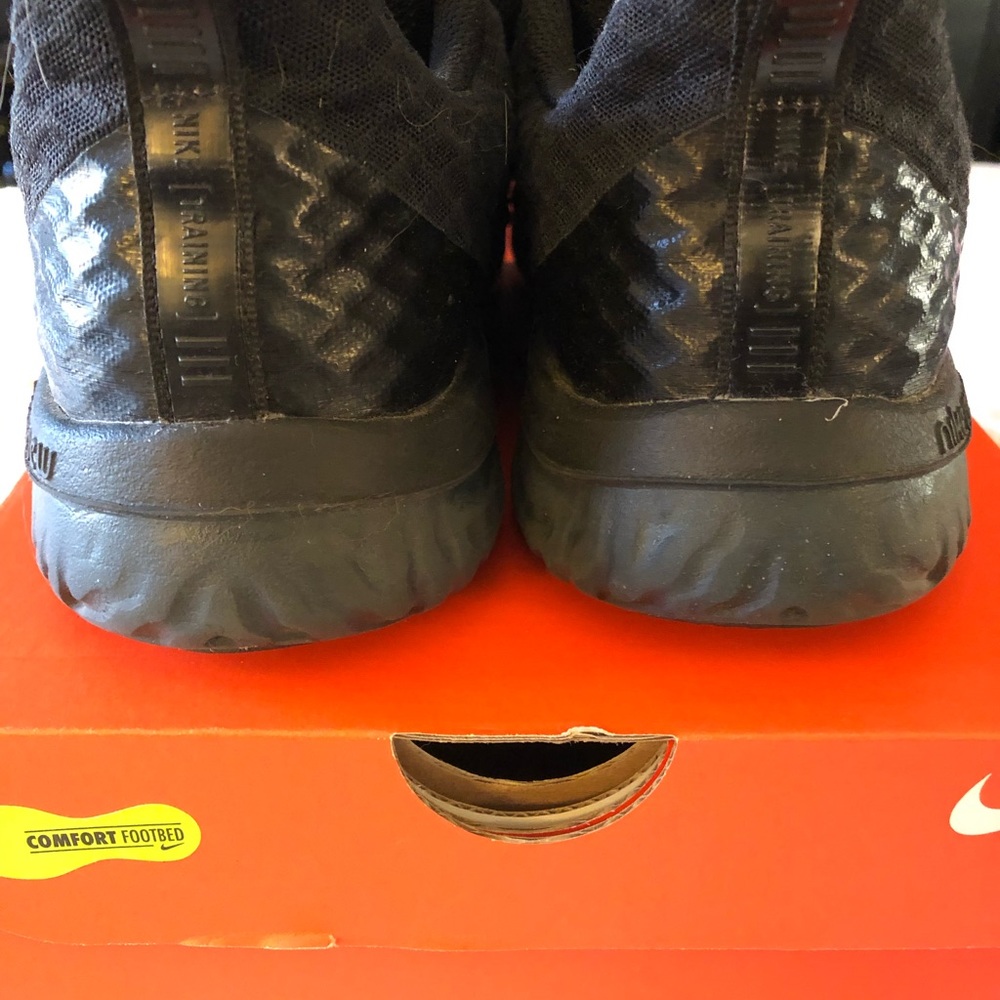 Nike - Picture 2 of 3